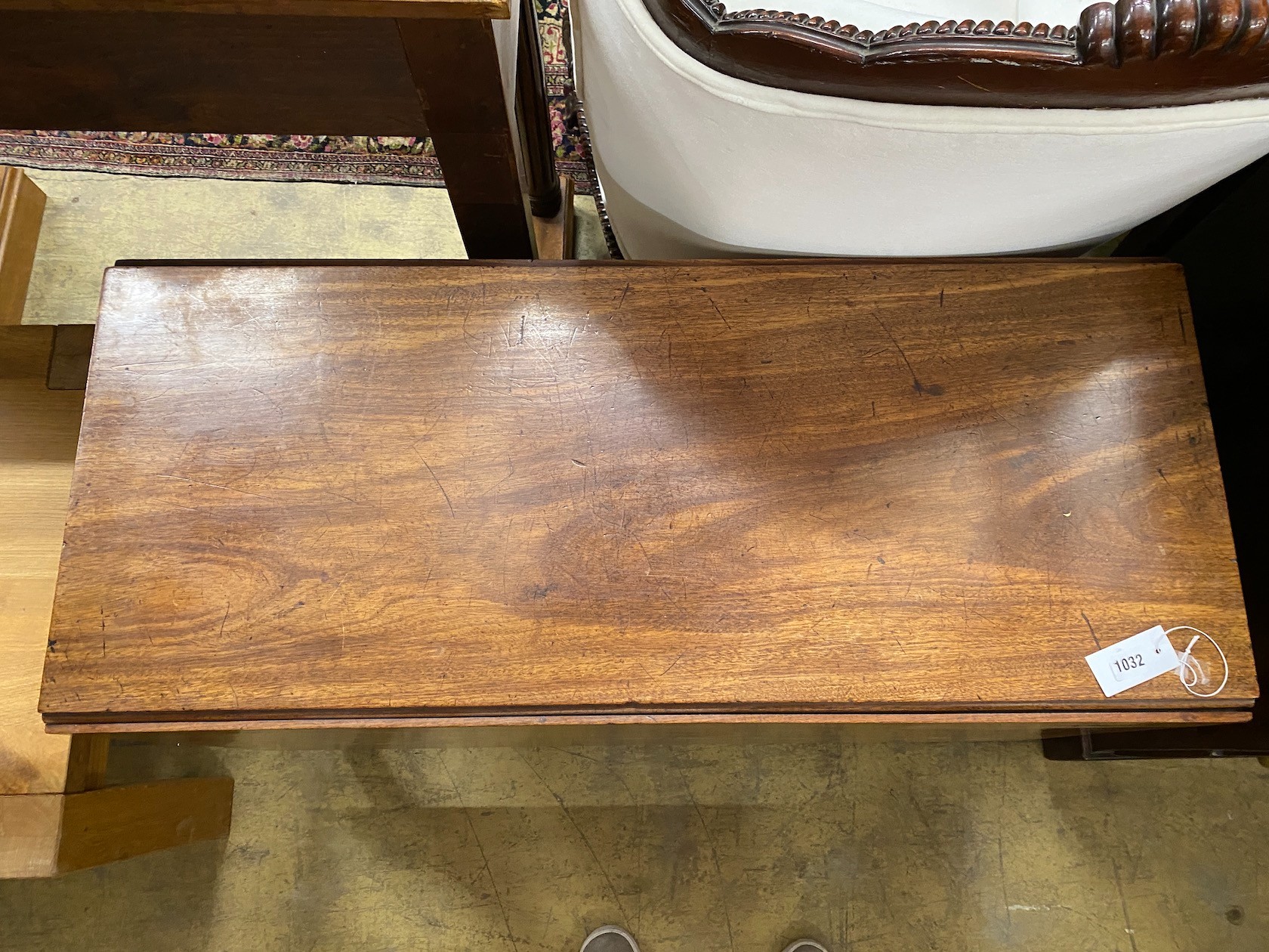 A George III mahogany drop leaf dining table, 137cm extended, width 99cm, height 70cm